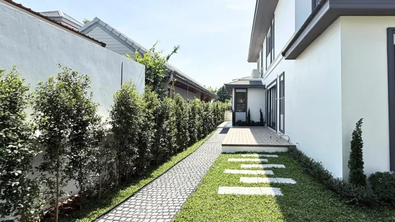 หลังรีโนเวท · สวนและรอบบ้าน