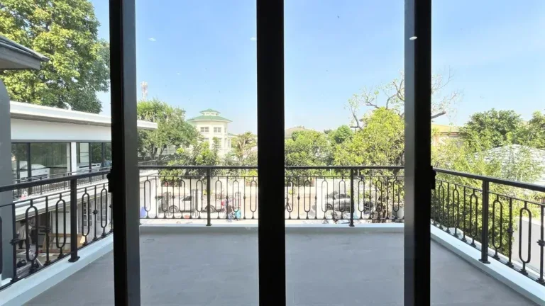 หลังรีโนเวท · ระเบียงชั้นบน