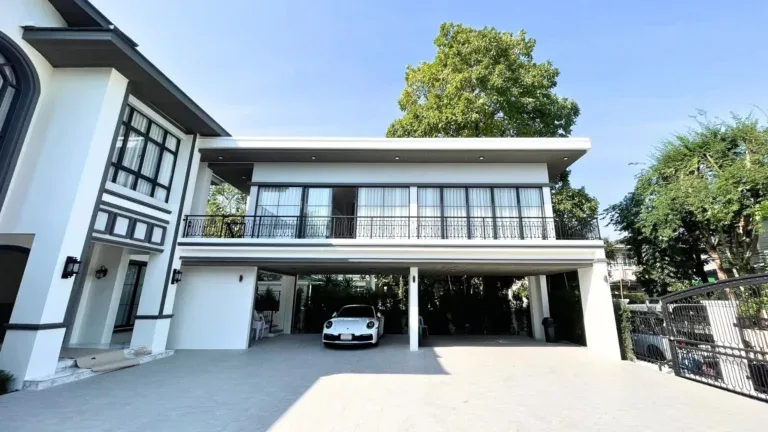 หลังรีโนเวท · หน้าบ้านและลานจอดรถ