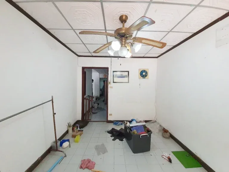 ก่อนรีโนเวท · ห้องโล่ง