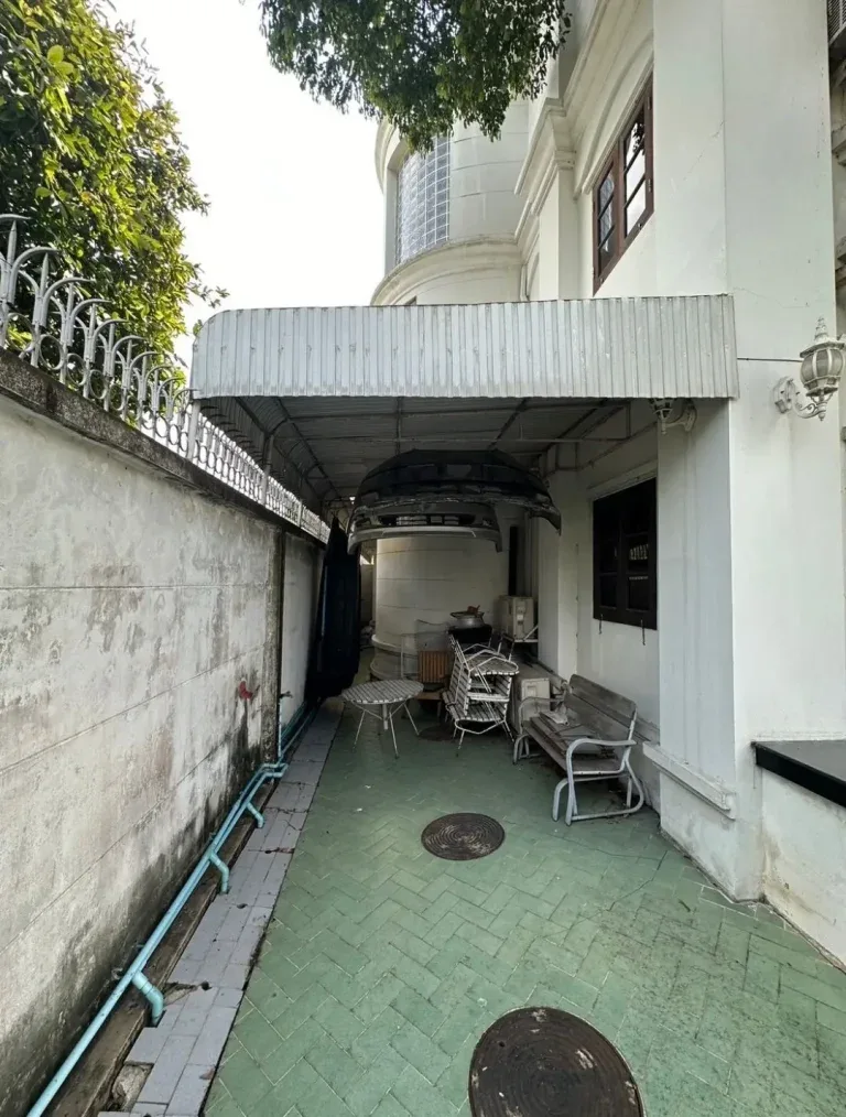 ก่อนรีโนเวท · ลานข้างบ้าน