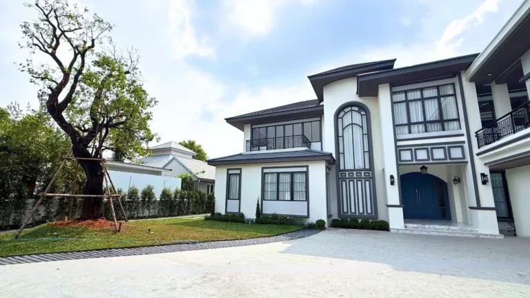 หลังรีโนเวท · หน้าบ้านและลานจอดรถ