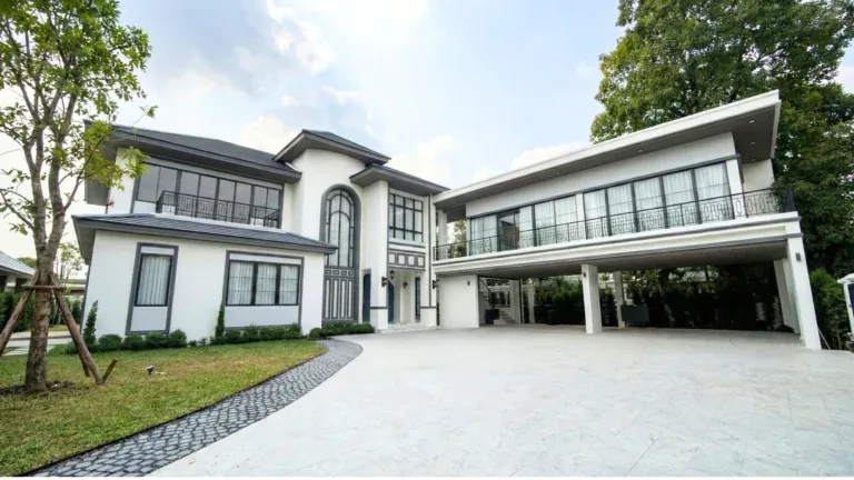 หลังรีโนเวท · หน้าบ้านและลานจอดรถ