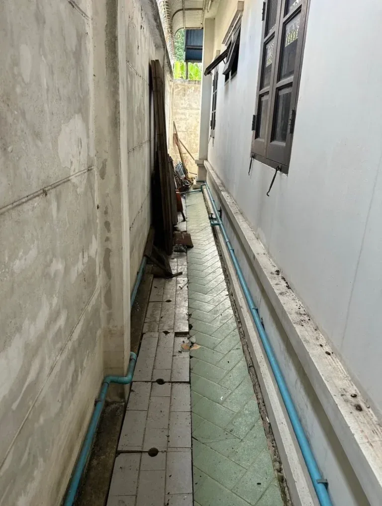ก่อนรีโนเวท · ทางเดินข้างบ้าน