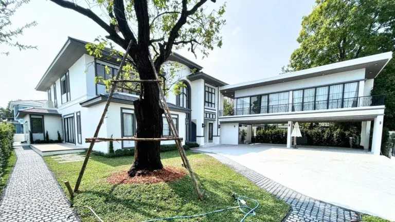 หลังรีโนเวท · หน้าบ้านและลานจอดรถ