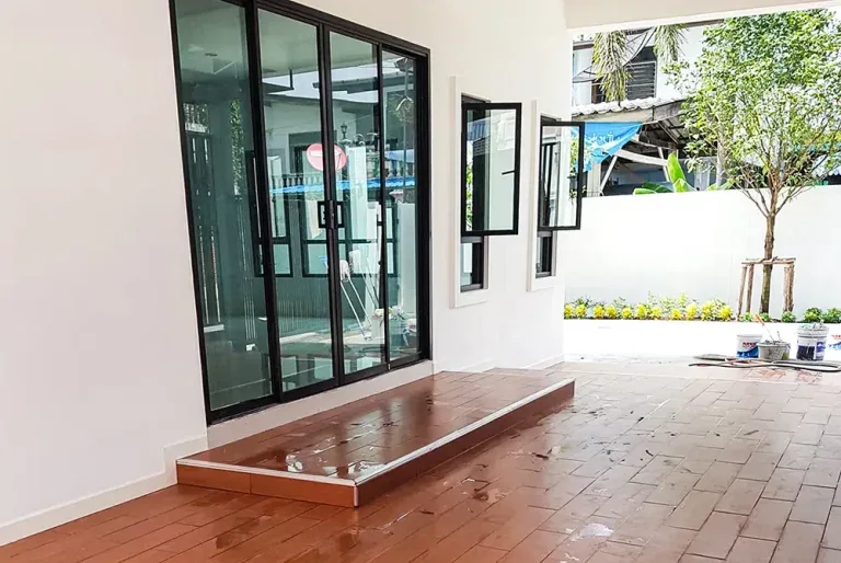 หลังรีโนเวท · ลานหน้าบ้าน