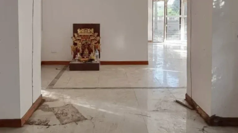 ก่อนรีโนเวท · ประตู โถง และบันได