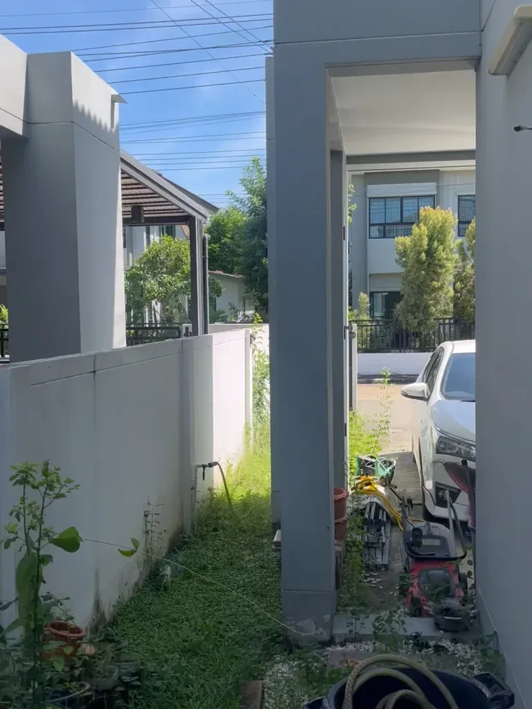 ก่อนรีโนเวท · ทางเดินข้างบ้าน
