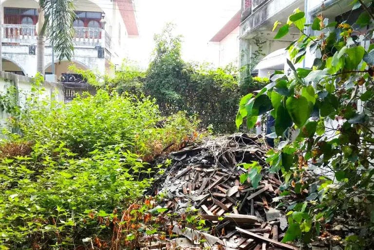 ก่อนรีโนเวท · ข้างบ้าน