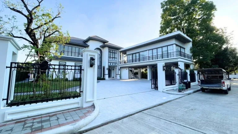 หลังรีโนเวท · หน้าบ้านและลานจอดรถ