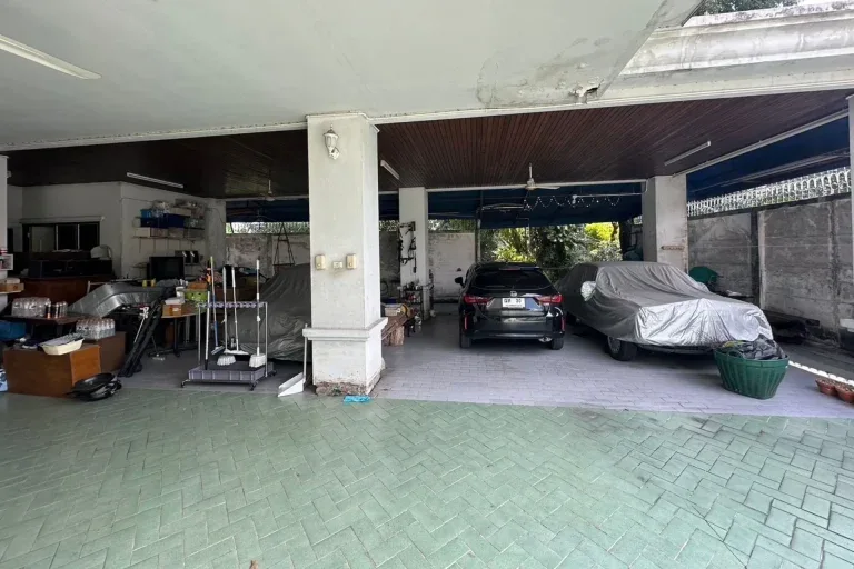 ก่อนรีโนเวท · ที่จอดรถ