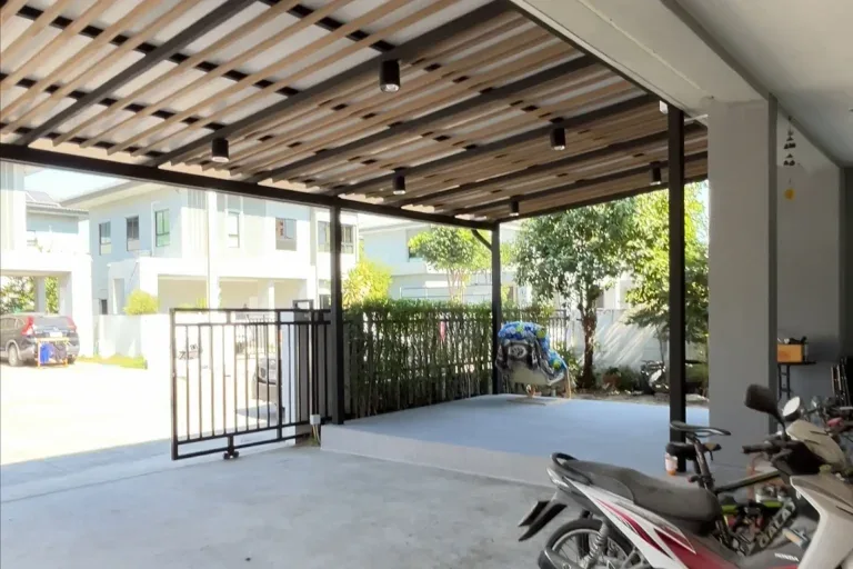 หลังรีโนเวท · ลานจอดรถ