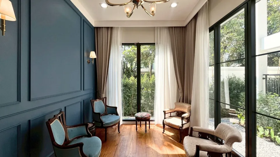 ห้องนั่งเล่นผนังบิ้วอินทำสี งานตกแต่งภายในโดย best home