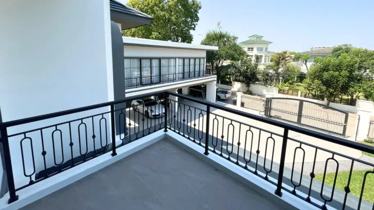 หลังรีโนเวท · ระเบียงชั้นบน