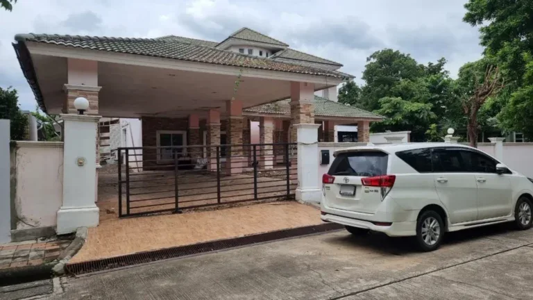 ก่อนรีโนเวท · หน้าบ้านและลานจอดรถ