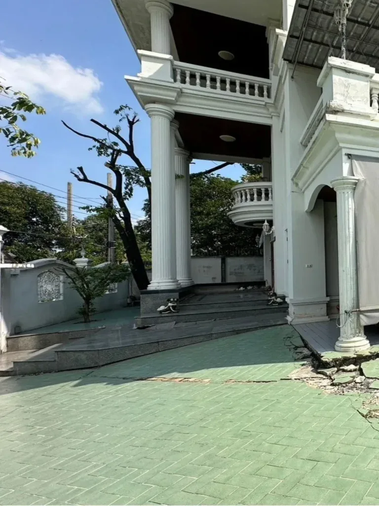 ก่อนรีโนเวท · บันไดหน้าบ้าน