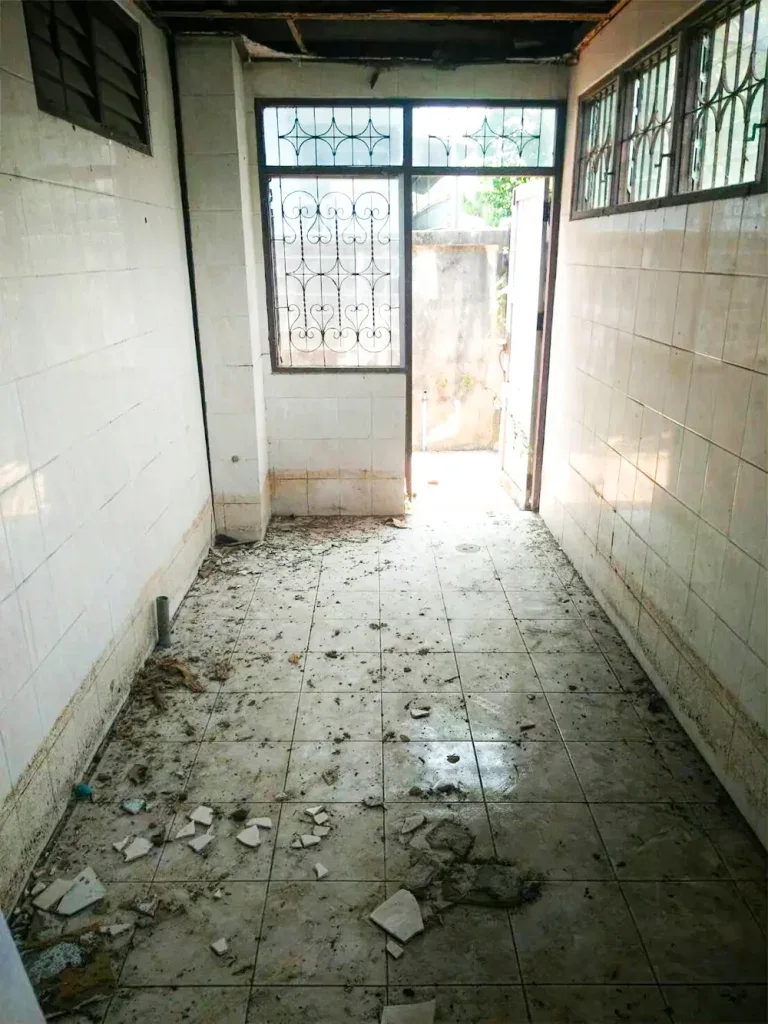 ก่อนรีโนเวท · ทางเดินหลังบ้าน