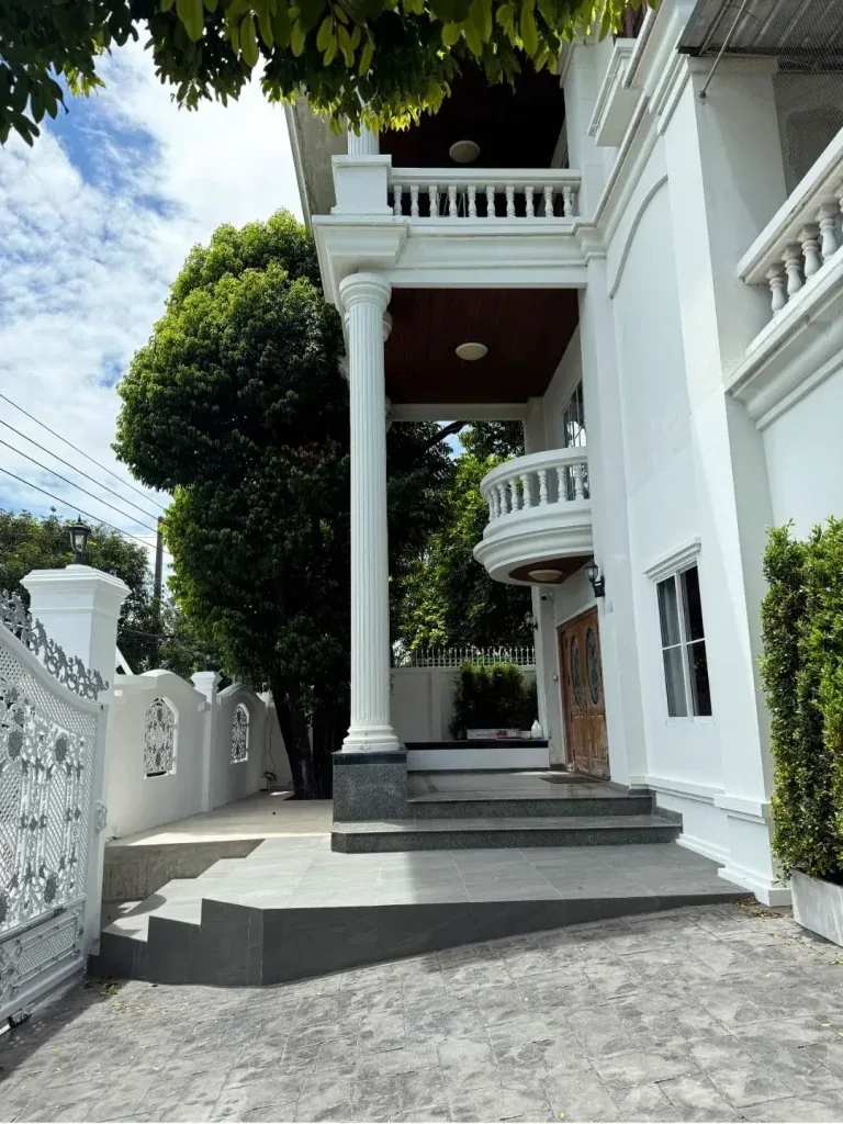 หลังรีโนเวท · บันไดหน้าบ้าน
