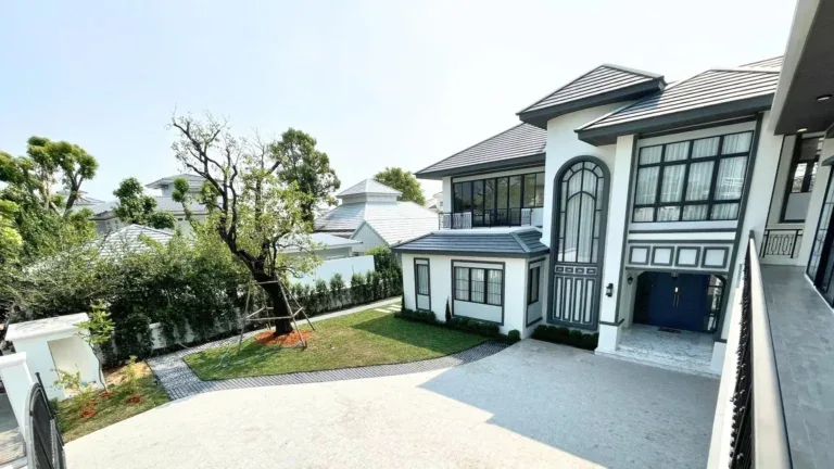 หลังรีโนเวท · หน้าบ้านและลานจอดรถ